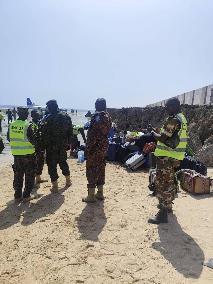 FOTO Avion u Somaliji završio na plaži, svjedoci: 'Vidjeli smo da je letio neobično nisko...'