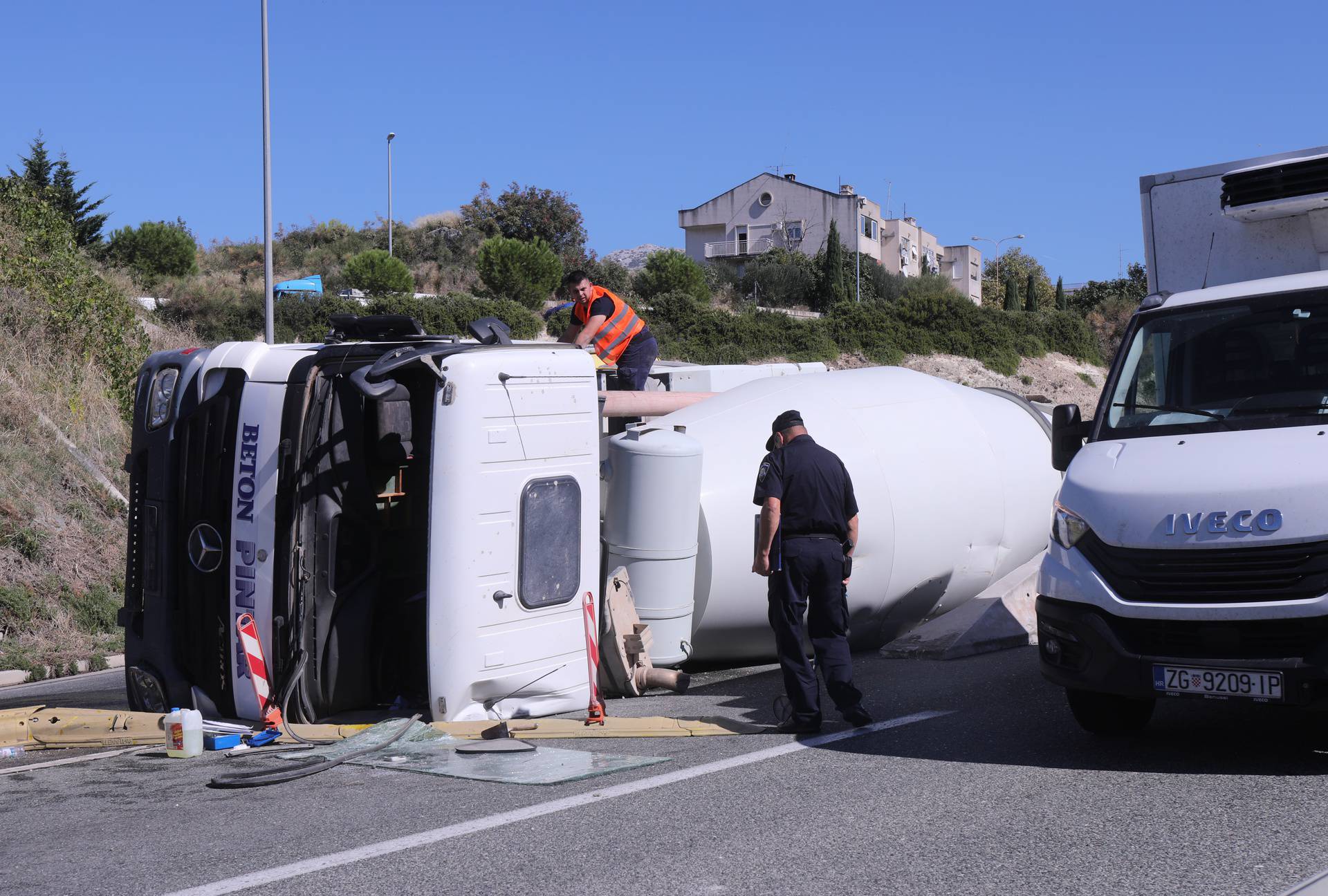 Split: Prevrnula se mješalica za beton kod priključka na brzu cestu Solin - Klis