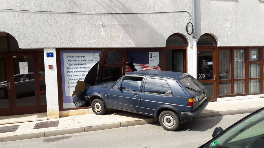 Parkiranje pošlo po zlu:  Htio u rikverc, ali je ubacio u 'prvu'