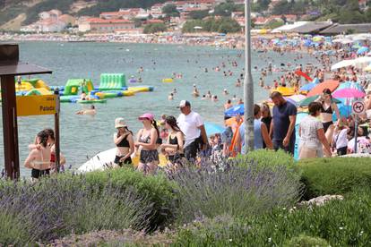 Plaža u Baškoj prepuna je kupača