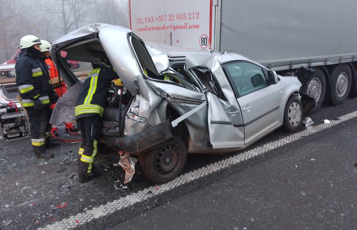 Detalji nesreće na A3 u kojoj je poginula žena: Bus je zakucao Volkswagen ravno pod kamion