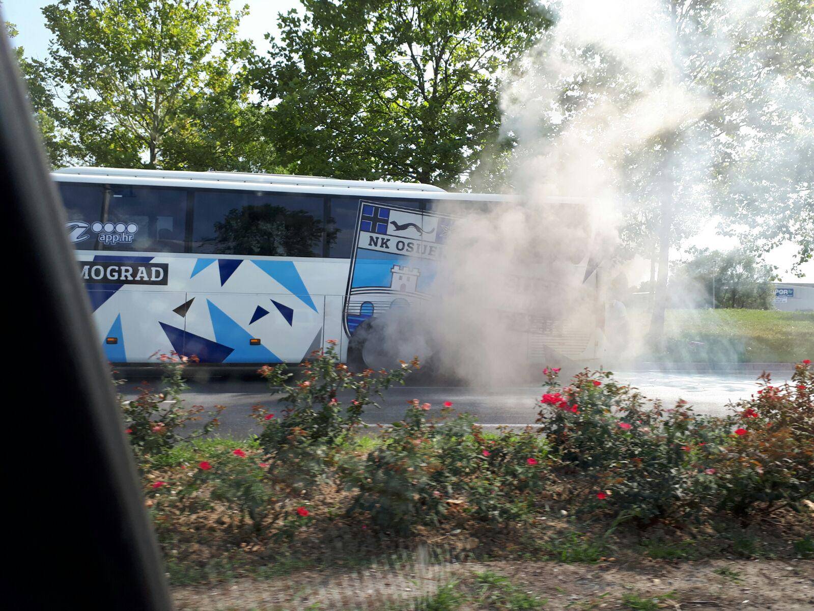 Buktinja na Slavonskoj Aveniji: Zapalio se autobus NK Osijek