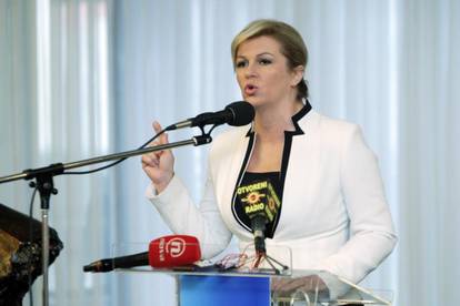 Kolinda prozvala Josipovića: Samo dijeli odličja i to je sve