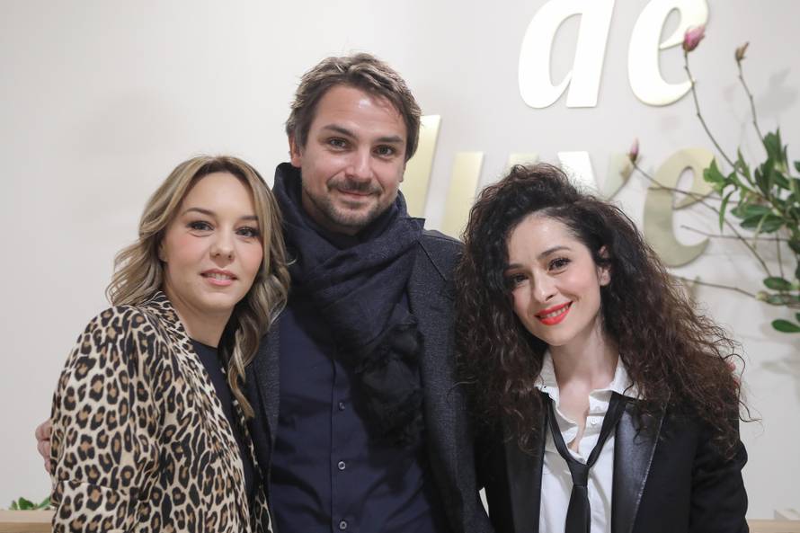 Niko Kranjčar i Zrinka Cvitešić pozirali zagrljeni, a svu pažnju privukao je glumičin outfit