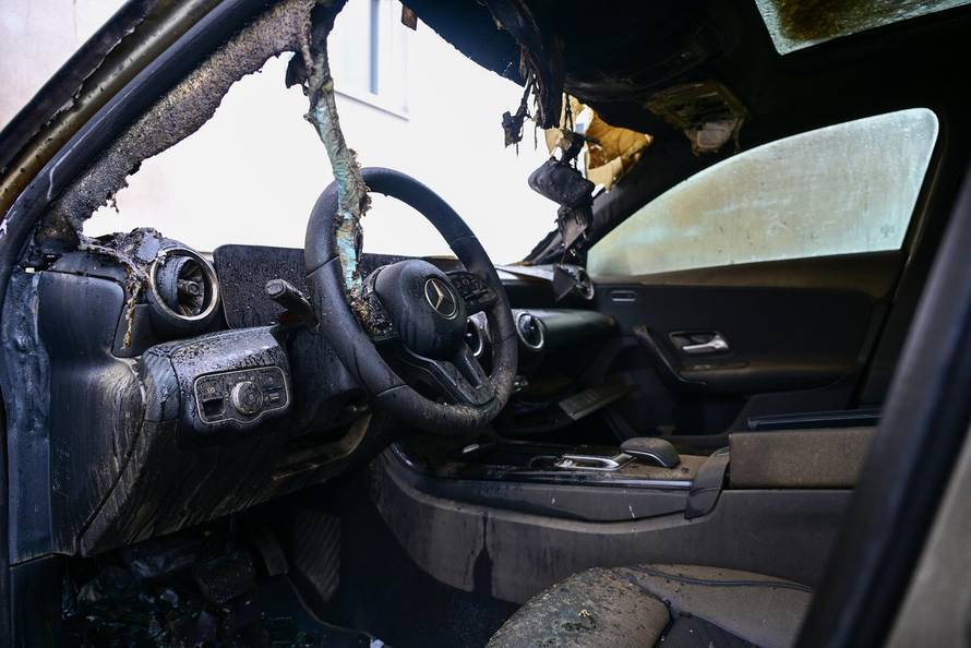 Zagreb: U ulici Jasena tijekom noći auto je u potpunosti izgorio 