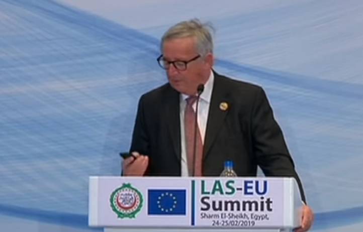 Juncker se usred govora javio ženi na mobitel: 'Morao sam...'
