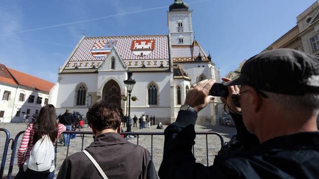 Zagreb: Turiste nije omela blokada Trga sv. Marka kako bi razgledali crkvu