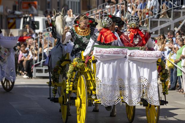 Vinkovci: Svečani mimohod sudionika 60. Vinkovačkih jeseni