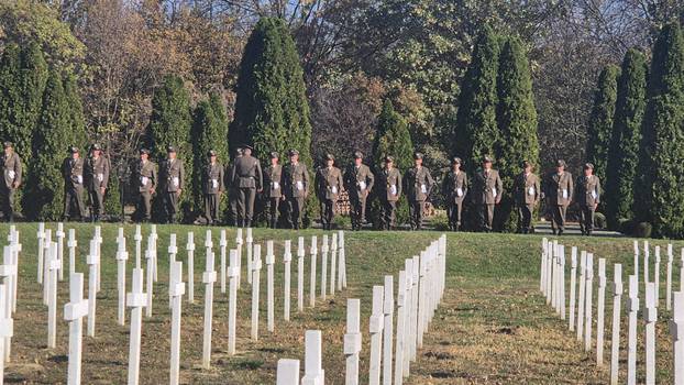 FOTO Posljednji ispraćaj heroja Vukovara Nicoliera:  Ljudi stižu iz cijele Hrvatske. Grad je pun...