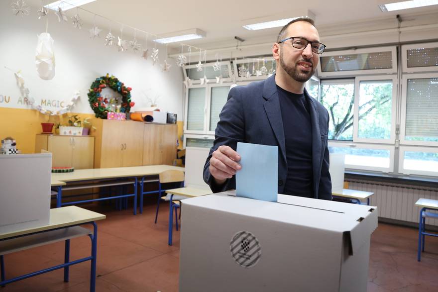 Zagreb: Kandidat za gradonačelnika Tomislav Tomašević glasovao u drugom krugu lokalnih izbora