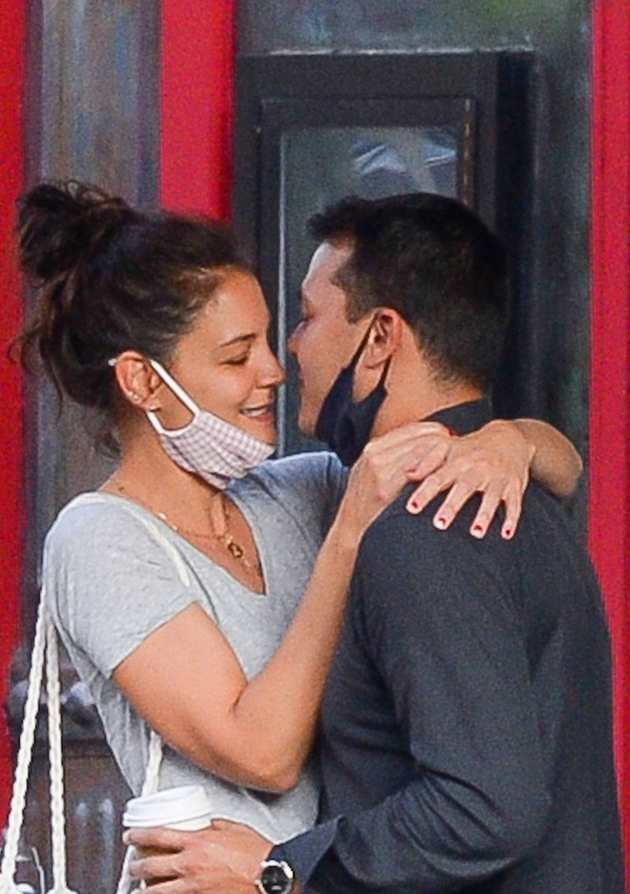 PREMIUM EXCLUSIVE: Katie Holmes Packs on the PDA With New Boyfriend Emilio Vitolo Jr. in New York City.