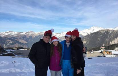 Catherine i Michael s djecom uživaju u skijanju na Alpama