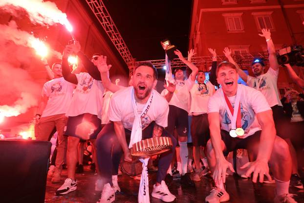 Rijeka: Navijači i Igrači Rijeke na Korzu slave osvajanje Hrvatskog nogometnog kupa