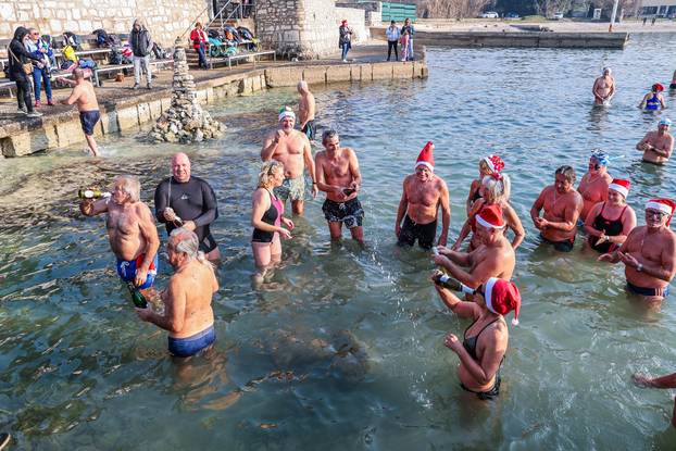 Tradicionalno novogodišnje kupanje uz šampanjac na pulskom Mornaru
