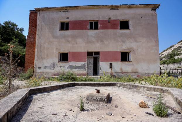 Goli otok je nekada bio zatvor za političke zatvorenike, koji je djelovao između 1949. i 1956.