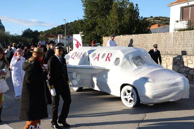 Jezera: Maškarana povorka prodefilirala je Jezerima