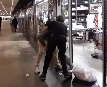 VIDEO Zaštitar se u trgovačkom centru sukobio s muškarcem: 'Kradeš? E, nećeš više krasti!'