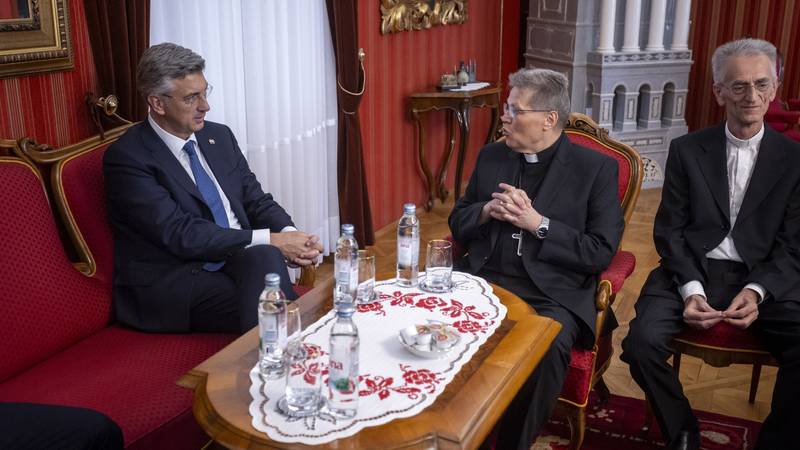 Neobična scena! Žarulja pala na stol. Ministar: 'Božja prisutnost je tu. Simboličan čin...'