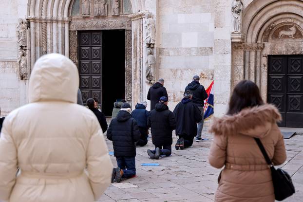 Zadar: Muška molitva ispred katedrale Sv. Stošije