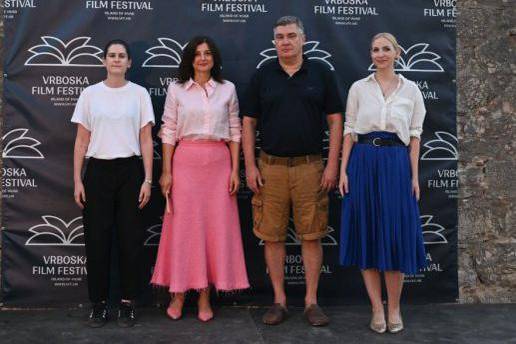 Milanovi&cacute;eve natika&ccaron;e podijelile javnost - Nekad su ih smatrali ru&zcaron;nima, a sada su modni trend