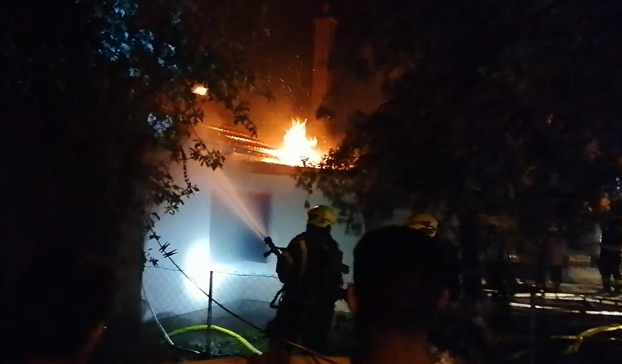 U predgrađu Zagreba gori kuća, 14 vatrogasaca na terenu