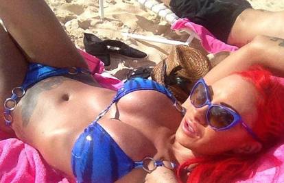 Dok se neki smrzavaju Jodie Marsh uživa na plaži u bikiniju