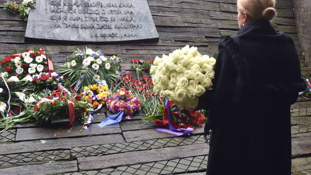 Predsjednica položila cvijeće u Jasenovcu, premijer ide sutra