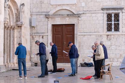 Zadar: Molitelji krunice okupili se pred katedralom sv. Stošije