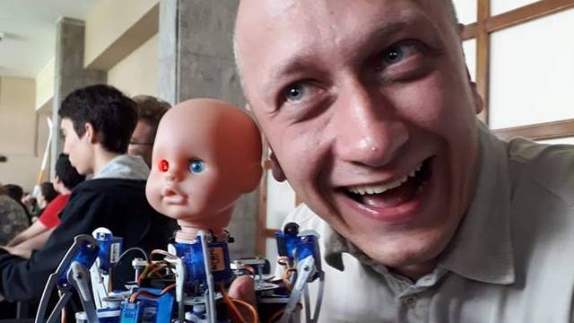 Đaci iz Srbije i Hrvatske slagali robote koji dižu stvari i hodaju
