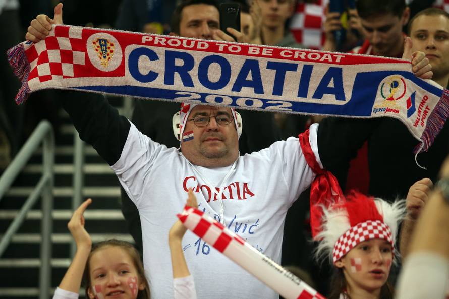 Ona je bila u svom điru: Curo, naši su Kauboji, ne Indijanci...