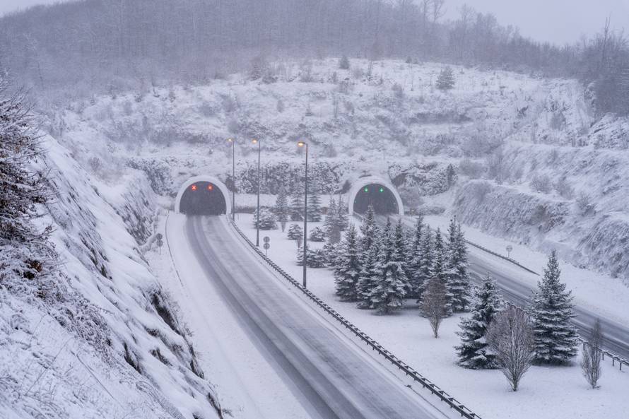 Zimski uvjeti na autocesti A1 kod čvora Otočac