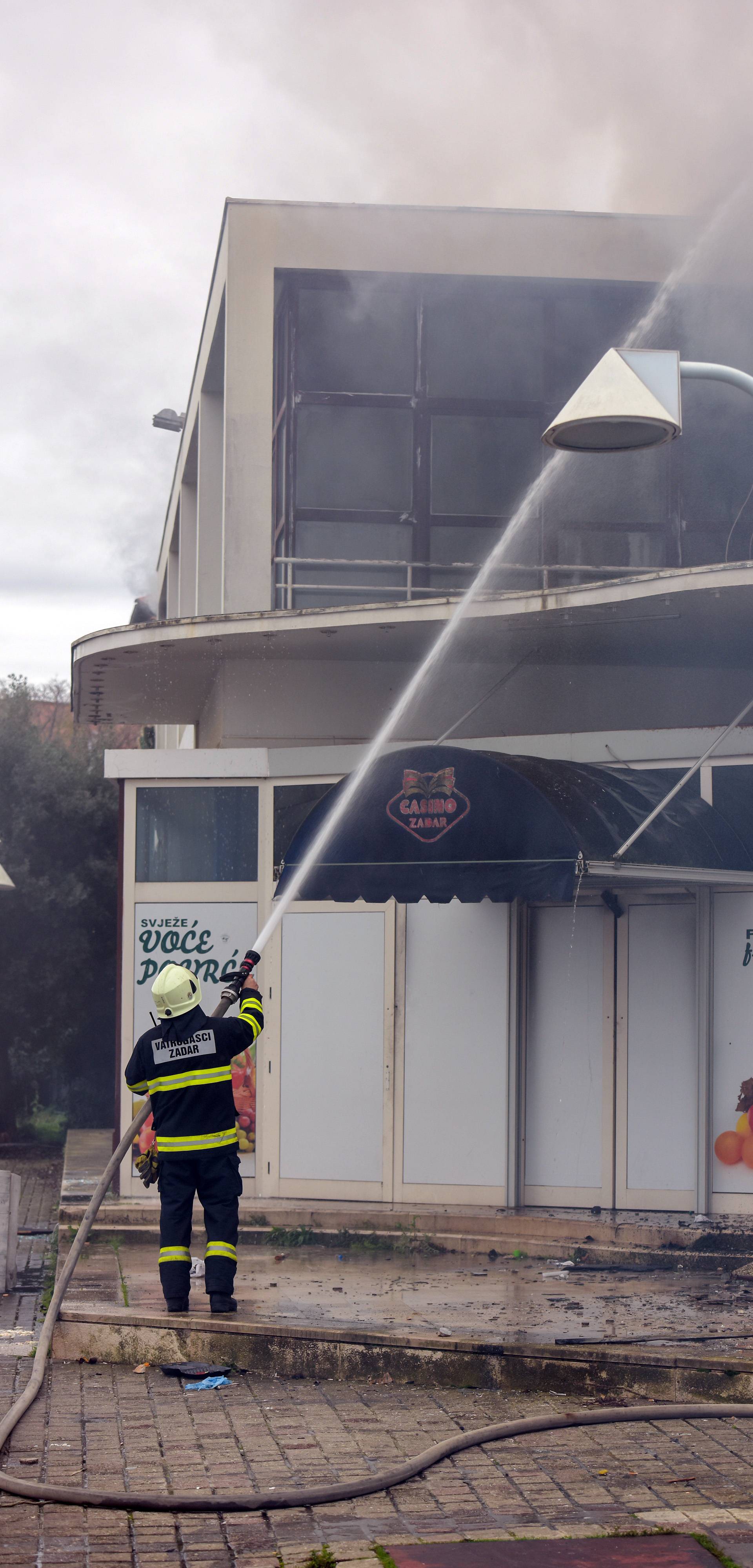 Zadar: U sklopu marine Tankerkomerc vatrogasci se bore s poÅ¾arom