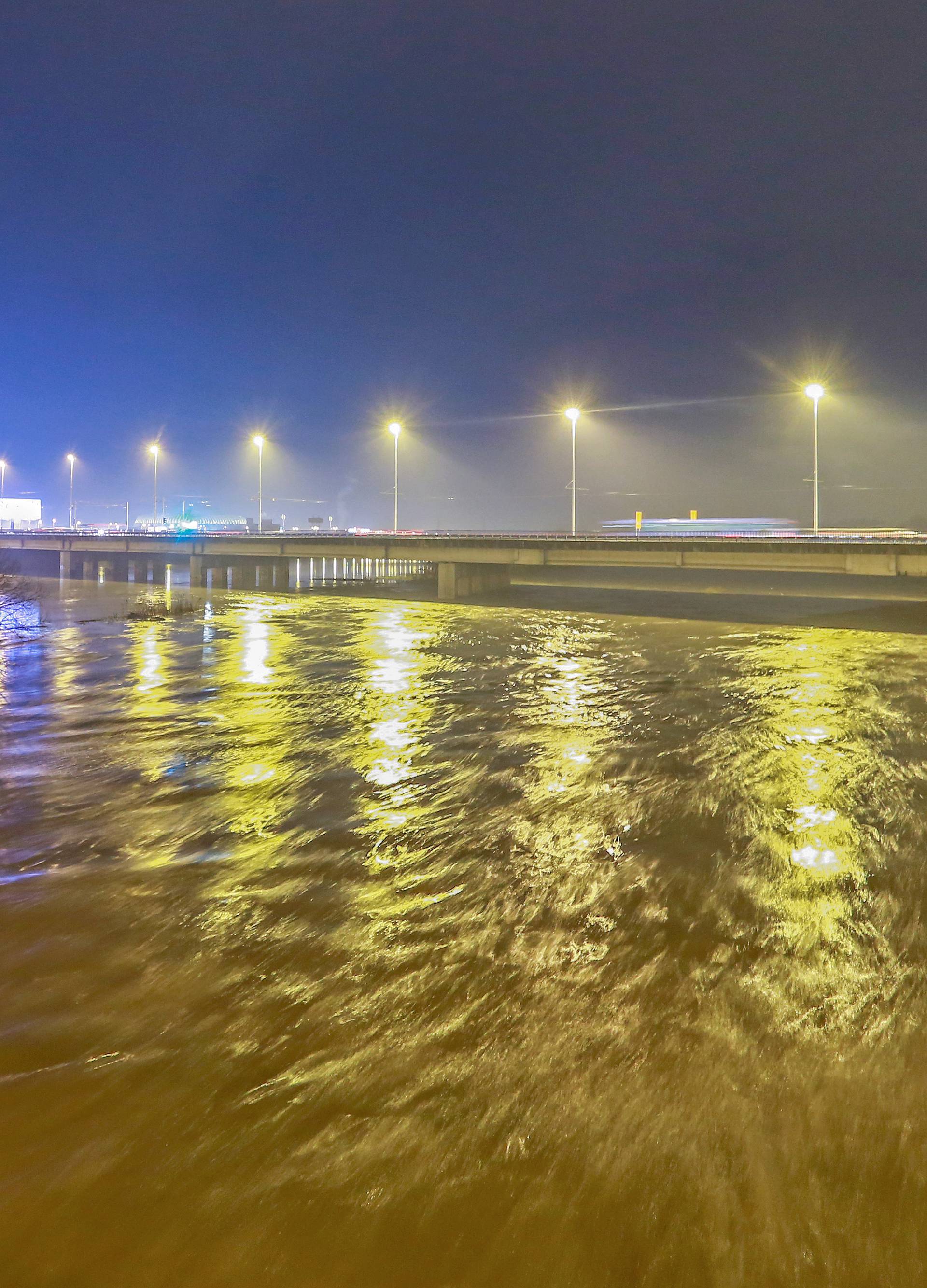 Odroni uz Rašu, Sava poplavila nasip: Poplave i u susjedstvu...