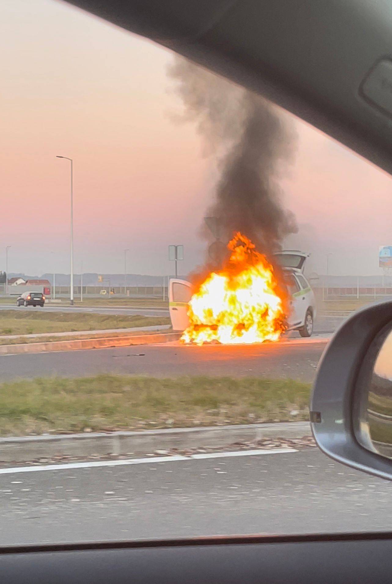 VIDEO: Zapalio se auto kod Ikee, ostala je samo olupina