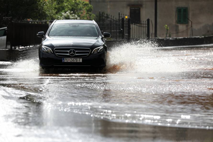 Potopljene ulice Medulina nakon jakog nevremena