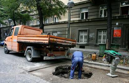 Zagreb: Stvorila se rupa na cesti promjera tri metra