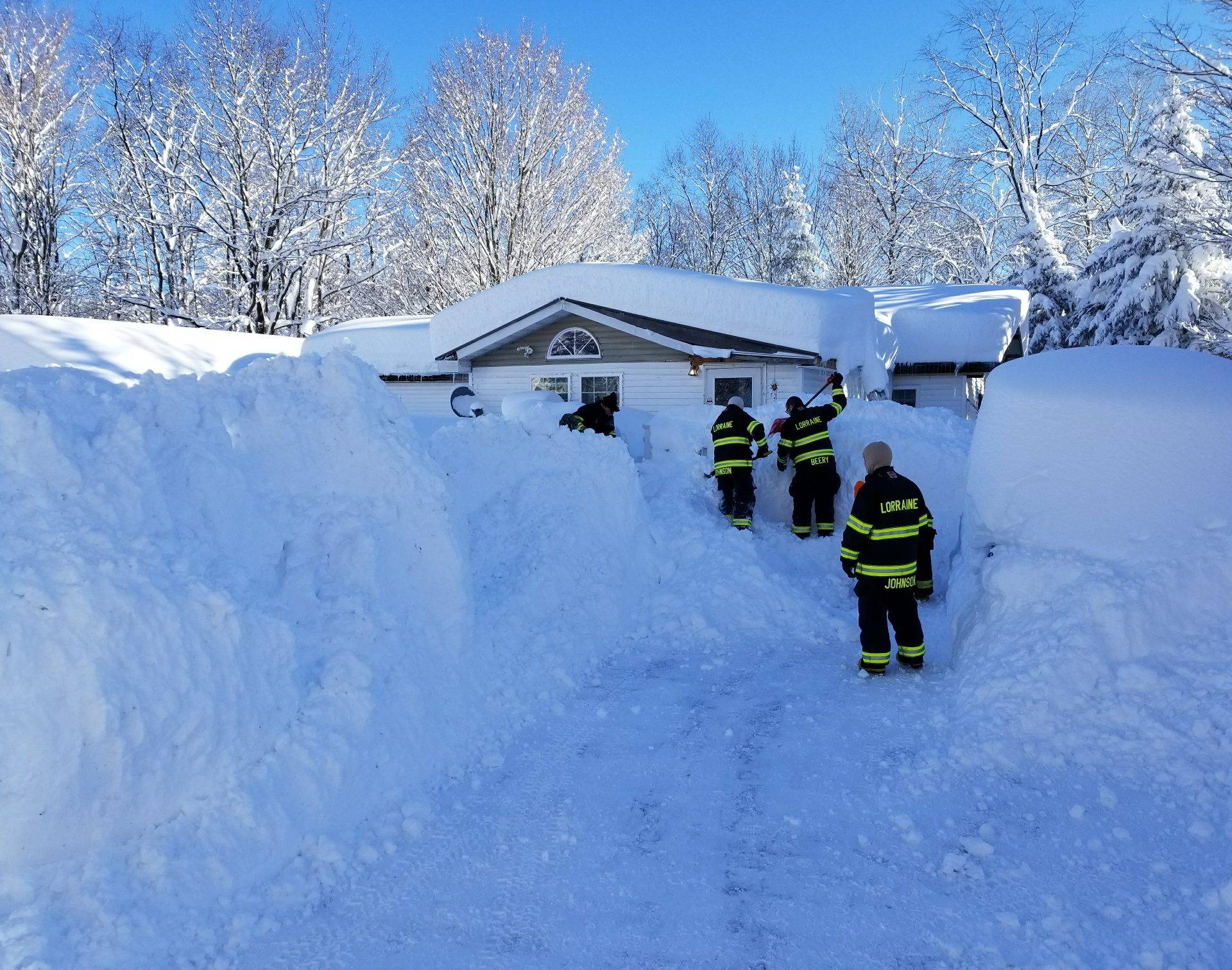 Probili se do kuće, 'skinuli' tri metra snijega i spasili vlasnicu