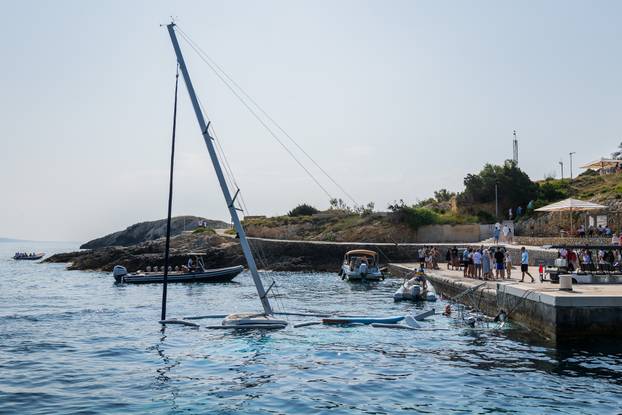 Biševo: Potopljena jedrilica u uvali Mezoporat koja danima smeta iskracju posjetitelja Modre Splilje