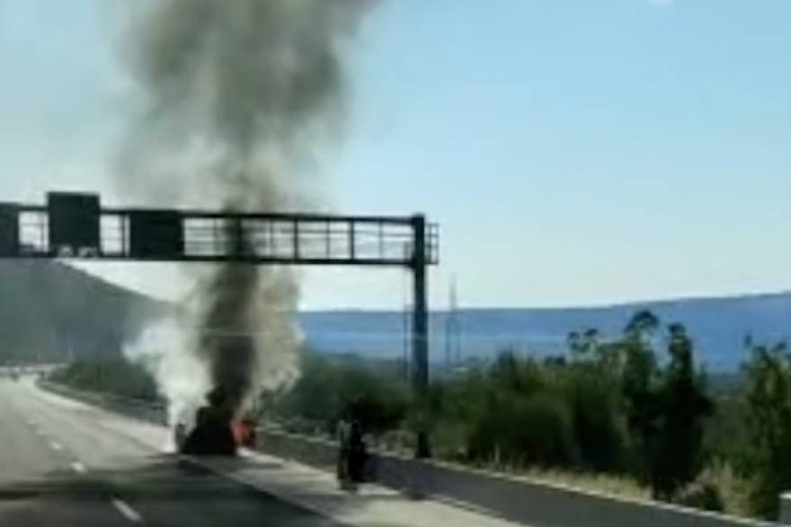 Auto u plamenu A1 Split Dubrovnik u smjeru Dobrovnika 3 km nakon izlaza Dugopolje