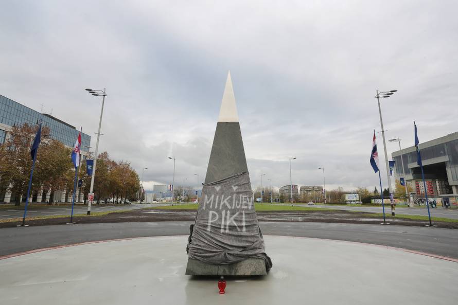 Zagreb: Na granitnoj piramidi osvanuo grafit "Mikijev piki"