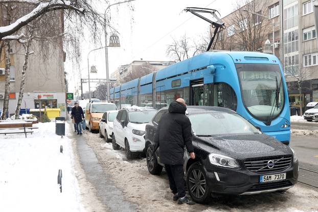 Zagreb: Zastoj na Maksimirskoj zbog nepropisno parkiranog automobila