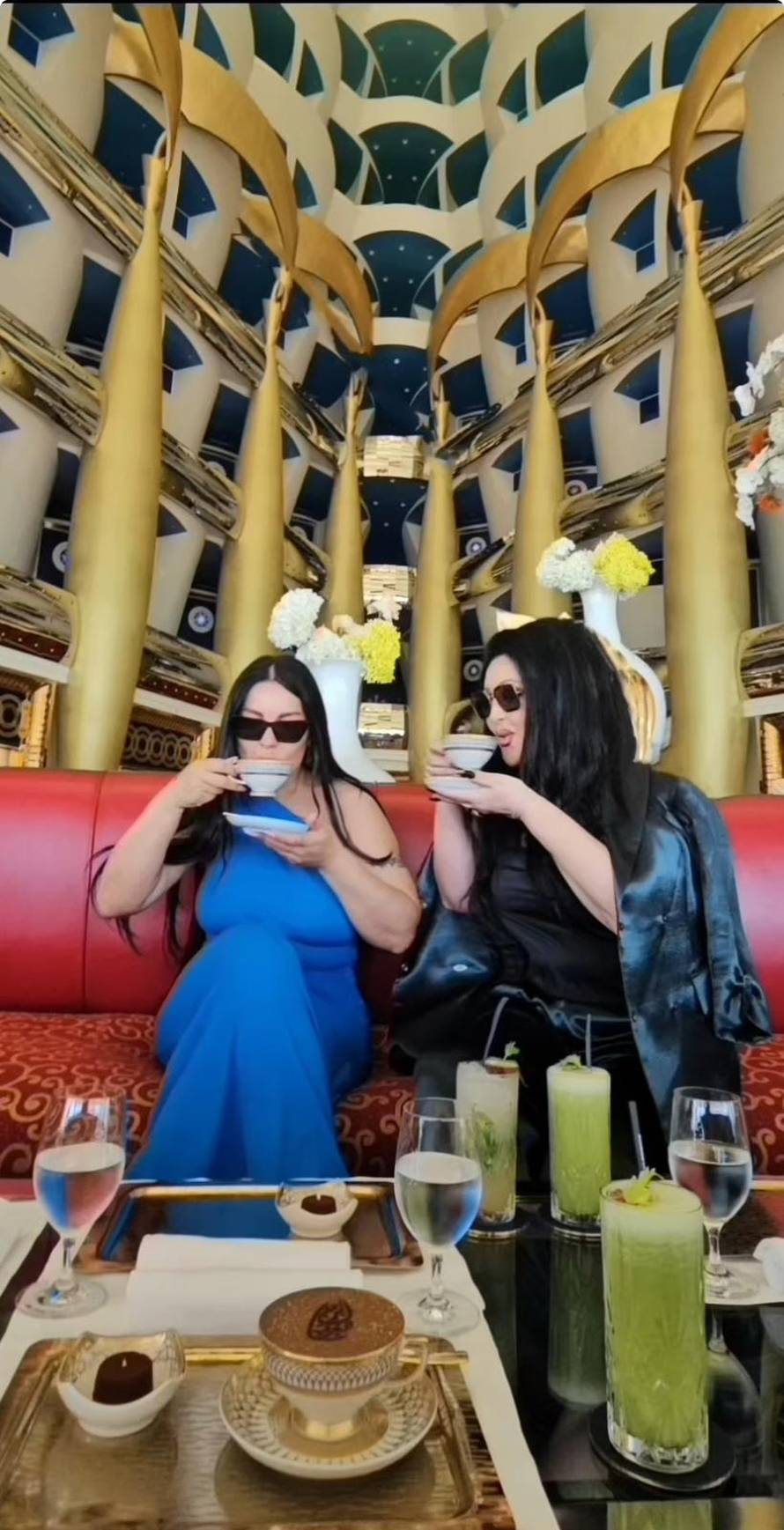 Dragana Mirković u Dubaiju juri 'autom' po vodi: Sa Sekom pila poseban 'zlatni' cappuccino...