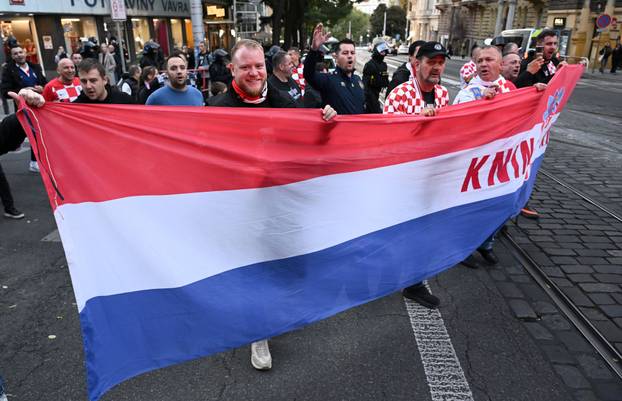 Prag: Hrvatski navijači u korteu idu do stadiona