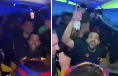 Barcini igrači napravili party u busu: Potekle su litre alkohola