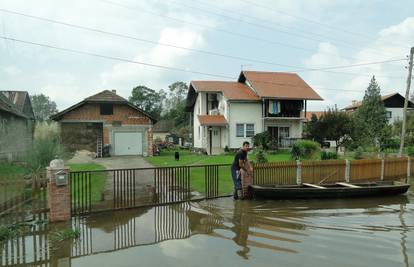 Zaprijetila je kućama: Voda u Letovaniću preplavila nasipe 