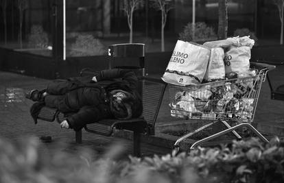 FOTO Potresna fotografija iz centra Zagreba. Ovaj čovjek je jutro dočekao na klupi