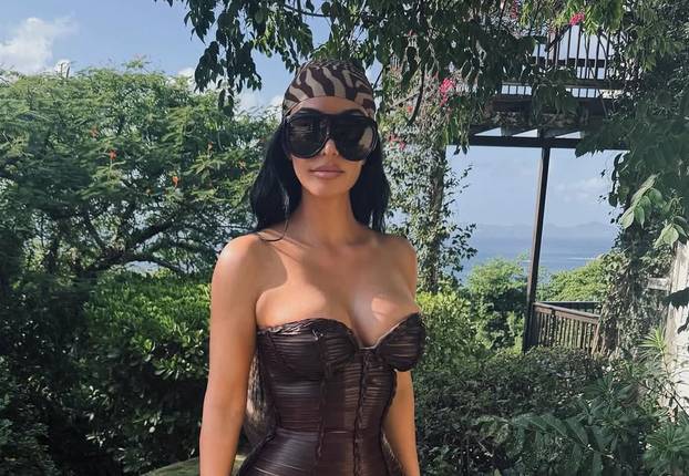 Kim Kardashian u prozirnoj haljini pokazala sve svoje adute