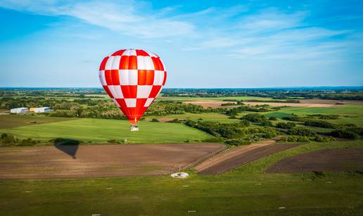 Nebo iznad Hrvatske obojeno kockicama - hrvatski balon "Kockice" osvaja visine!