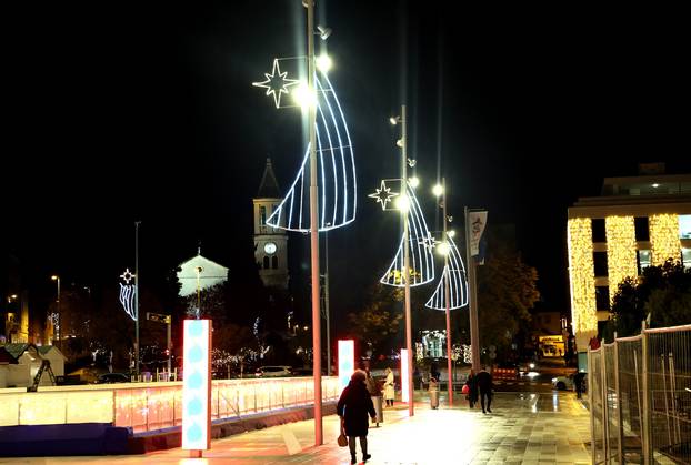 Šibenik zablistao adventskom ukrasnom rasvijetom