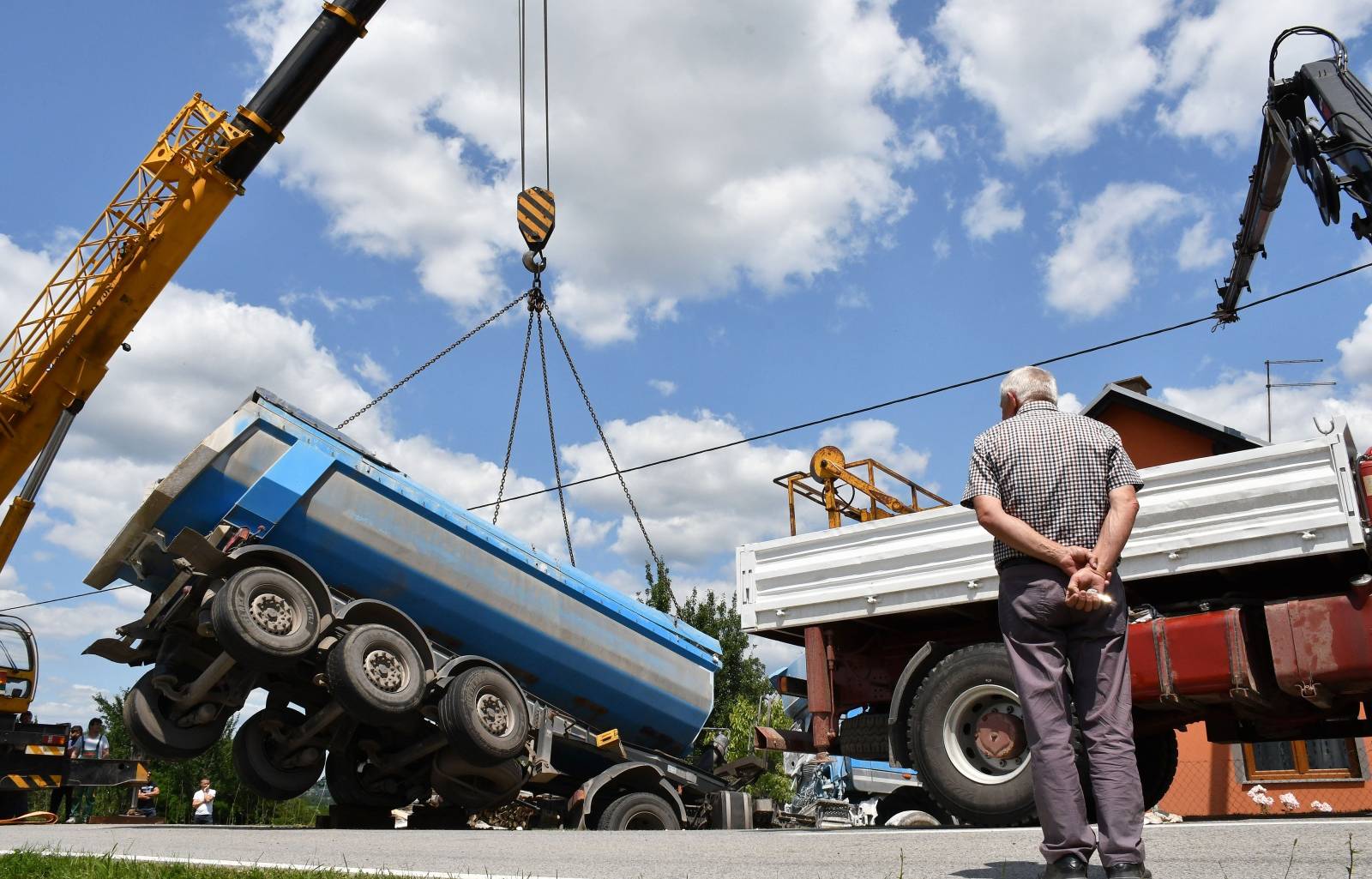 Omanovac: Kamion natovaren vapnom zabio se u obiteljsku kuću